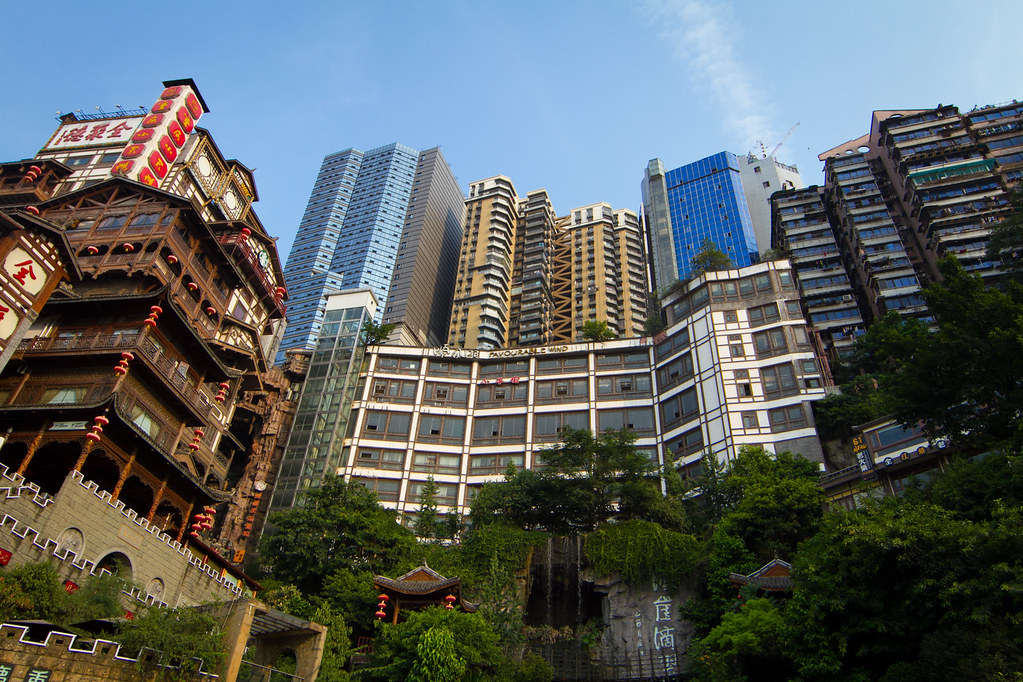 Chongqing: Metropoli Incandescente al Cuore della Cina